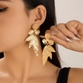 Orecchini a foglia di ginkgo dorati con design floreale e perla indossati da una modella - Goccia di Perla Foglia Fiore 3D / Oro Opaco (3185)