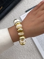 Detailopname van elastische armband met gepolijste gouden kralen en marmeren harsbollen - Armband met witte marmerkralen en gouden gepolijste kralen (0122)
