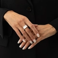 Nahaufnahme eines minimalistischen breiten Silberrings am Finger vor dunklem Stoff - Minimalistischer Breiter Stil (00954)