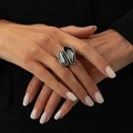 Primo piano di un anello a doppia pietra con cristalli acrilici grigi su una mano di modella - Stile Aperto a Doppia Pietra Irregolare (0959)