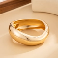Minimalistischer goldener Armreif mit unregelmäßigem Lava-Design und Spiegelglanz - Gold (02431)