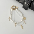 Ciondolo per borsa multistrato con perle, croci dorate e cuori su sfondo bianco pulito - Stile Croce di Perle Multistrato (0091) / Oro
