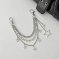 Dettaglio della catena multistrato in metallo argento con ciondoli a stella e fermagli - Stile Stella Multistrato (0092) / Argento