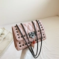 Petit sac à bandoulière matelassé rose avec clous et chaîne métallique chic - Rose