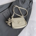 Bolso bandolera semicircular blanco crema con hebilla cuadrada y pañuelo de seda - Blanco