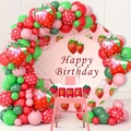 Set decorazioni 1 compleanno a tema fragola con arco di palloncini e sfondo festa - Set Catena di Palloncini a Tema Fragola