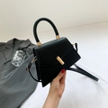 Elegante bolso de mano trapezoidal negro de cuero sintético con cierre dorado - Negro