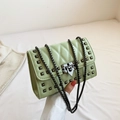 Sac bandoulière matelassé vert menthe avec rivets noirs et chaîne élégante - Vert