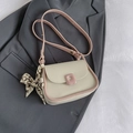 Bolso bandolera beige minimalista con ribete rosa y elegante accesorio de seda - Blanco y Rosa