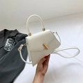 Bolso bandolera trapecio blanco minimalista con elegante hebilla de oro metal - Blanco