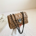 Sac bandoulière matelassé kaki avec clous métalliques et bandoulière chaîne au design carré - Khaki