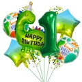 Detail von 9-teiligem grünen Dinosaurier-Set zum 1. Geburtstag mit Zahl 1 und Sternen - Nummer 1 Geburtstagshut Dinosaurier Set
