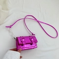 Borsa a tracolla quadrata viola metallizzato con doppia fibbia e catena acrilica - Viola Rosa
