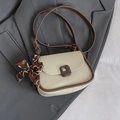 Bolso bandolera beige con ribete marrón y bufanda de seda decorativa en la correa - Blanco y Marrón