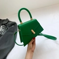 Minibolso de mano verde brillante con cierre dorado y correa larga de hombro - Verde