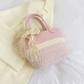 Secchiello intrecciato rosa e beige con fiocco in pizzo e manico rotondo in alto - Borsa Singola / Rosa