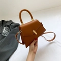 Bolso trapezoidal marrón chic con cierre metálico y correa ajustable para el hombro estilo casual - Marrón