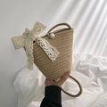 Modische khakifarbene geflochtene Eimertasche mit weißer Spitzenschleife und Perle - Einzelne Tasche ohne Schal / Khaki