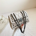 Bolso bandolera acolchado beige con remaches metálicos negros y correa de cadena en blanco roto - Beige