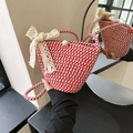 Rot-weiße geflochtene Beuteltasche mit Perlenverschluss und eleganter Spitzenschleife - Einzelne Tasche ohne Schal / Rot