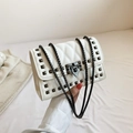 Bolso bandolera blanco acolchado con remaches y correa de cadena de metal - Blanco