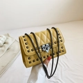 Bolso bandolera amarillo acolchado con tachuelas de metal gris y cadena - Amarillo
