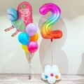 Detailset aus Feen-Folienballon und Regenbogen-Zahlenballon 2 mit buntem Sockel - Fee und Regenbogen Nummer Zwei Ballon-Set