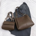Dunkelbraune große Tote Bag und passende Umhängetasche mit gewebtem Schultergurt - Tote Bag Und Kleine Umhängetasche / Braun