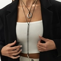Detalle de collares minimalistas de capas con anillos de plata en cordones negros - Colgante de Anillo Retorcido Plateado (7496) / Plateado
