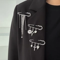 Nahaufnahme von silbernen Punk-Broschen mit Stern- und Quastenanhängern auf Blazer - Silber 3-Teiliges Set (6854)