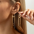 Detailansicht eleganter goldener Quastenohrringe mit unregelmäßigen Ringen und Ketten - Legierung + Kupferkette Quastenohrstecker (03808) / Ein Paar / Gold