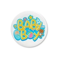 Dettaglio della spilla Baby Shower con testo 'BABY BOY' e graziosi motivi per neonati - Neonato maschio