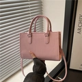 Rosa Handtasche mit vertikaler Prägung, Tragegriffen und verstellbarem Schultergurt - Rosa