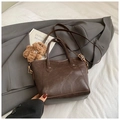 Borsa a secchiello marrone scuro rétro con tracolla e un ciondolo a forma di orso - Con Ciondolo / Marrone