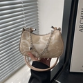 Borsa a mezzaluna beige con scritte astratte, catena argento e ciondoli a cuore - Cachi