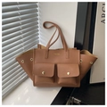 Dettaglio della borsa tote in pelle marrone con due tasche frontali e fibbia dorata - Marrone