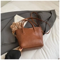 Borsa a secchiello marrone caramello retrò in pelle martellata con orsetto - Con Ciondolo / Marrone