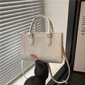 Schicke beige Umhängetasche mit vertikalem Faltenmuster und strukturiertem Box-Design - Weiß