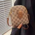 Detail van geruite jacquard telefoontas met bruine lederen bies en gouden beslag - Beige