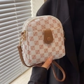 Detail van vintage crossbody telefoontas met Z-patroon en gouden ritssluiting - Wit