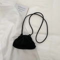 Vue de dessus d'un sac bandoulière noir plissé en forme de nuage sur un tissu blanc - Noir