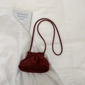 Détail du sac seau bordeaux en daim plissé avec cordon et fine bandoulière croisée - Rouge
