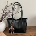 Borsa tote in pelle testurizzata nera con manici lunghi e ciondolo a forma di coniglio - Con Ciondolo / Nero