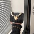 Schicke schwarze gewebte Mini-Handtasche mit Perlengriff und goldenem Herzschloss - Schwarz