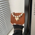 Schicke braune gewebte Mini-Tasche mit Perlengriff und goldenem Herzverschluss - Braun