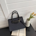 Dettaglio della borsa tote in denim strutturato con finiture in pelle e tasca con zip - Nero