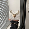 Modische weiße geflochtene Mini-Tasche mit Perlen Griff und goldenem Herzverschluss - Weiß