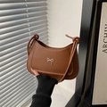 Braune Halbmond-Schultertasche mit silberner Schleife und Knotengurt für Damen - Braun