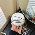 Detalle del bolso blanco con forma de baloncesto de piel PU con correa de cadena - Blanco