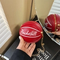 Détail du sac à bandoulière rouge en forme de basket avec texture et chaîne dorée - Rouge